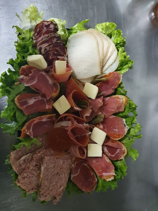 Plateau de charcuterie Ariègeoise
À emporter
Grand format 20€
Petit format 10€ 