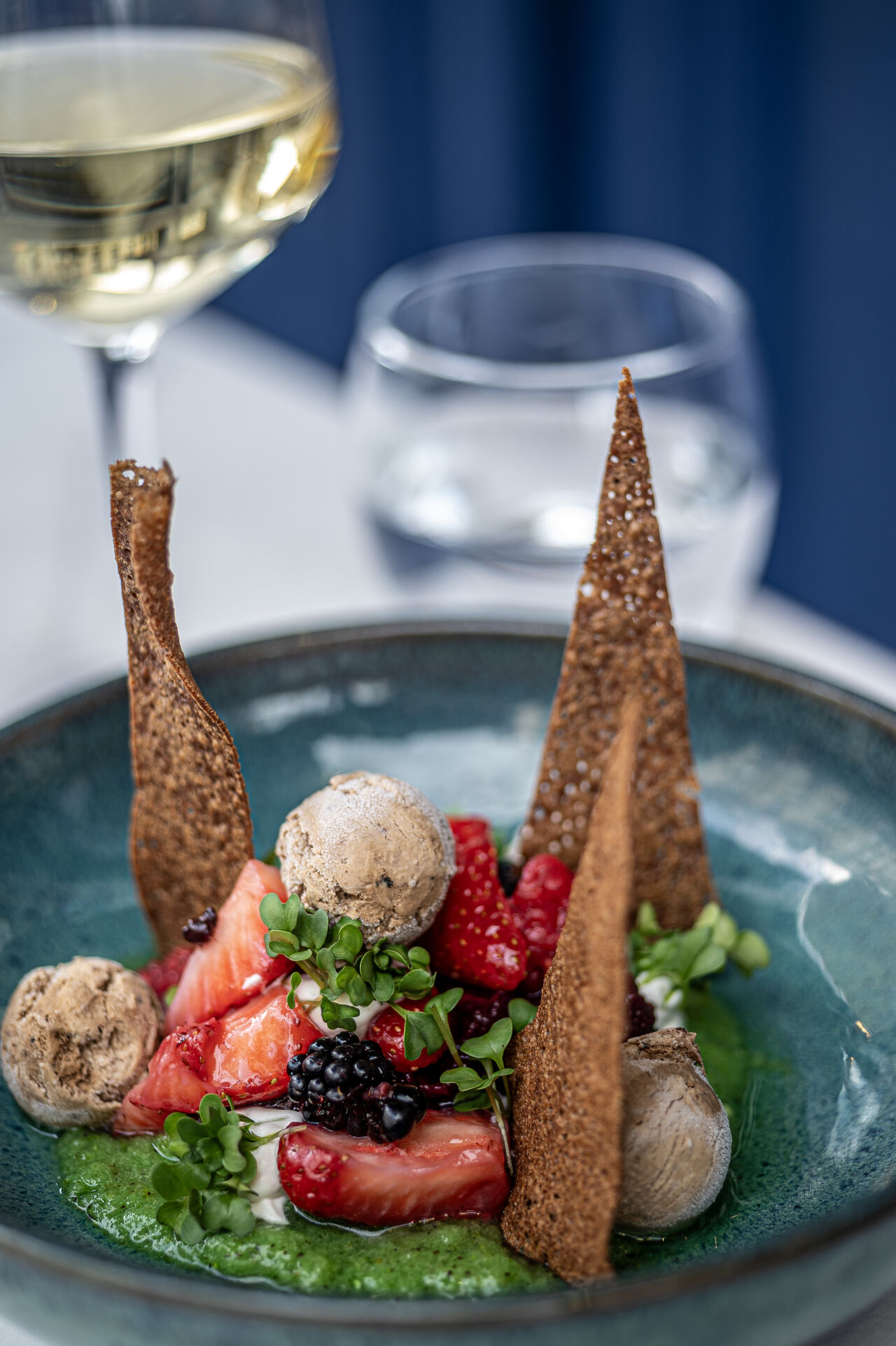 Fruits rouges et glace à l'ail noir