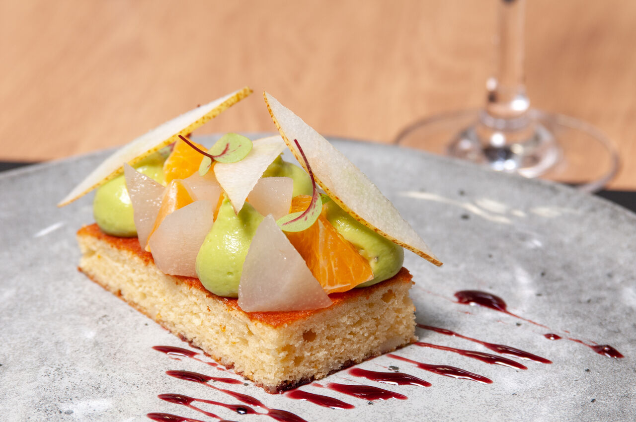 Pain de gène, pomme Granny smith, clémentines et copeaux de poire