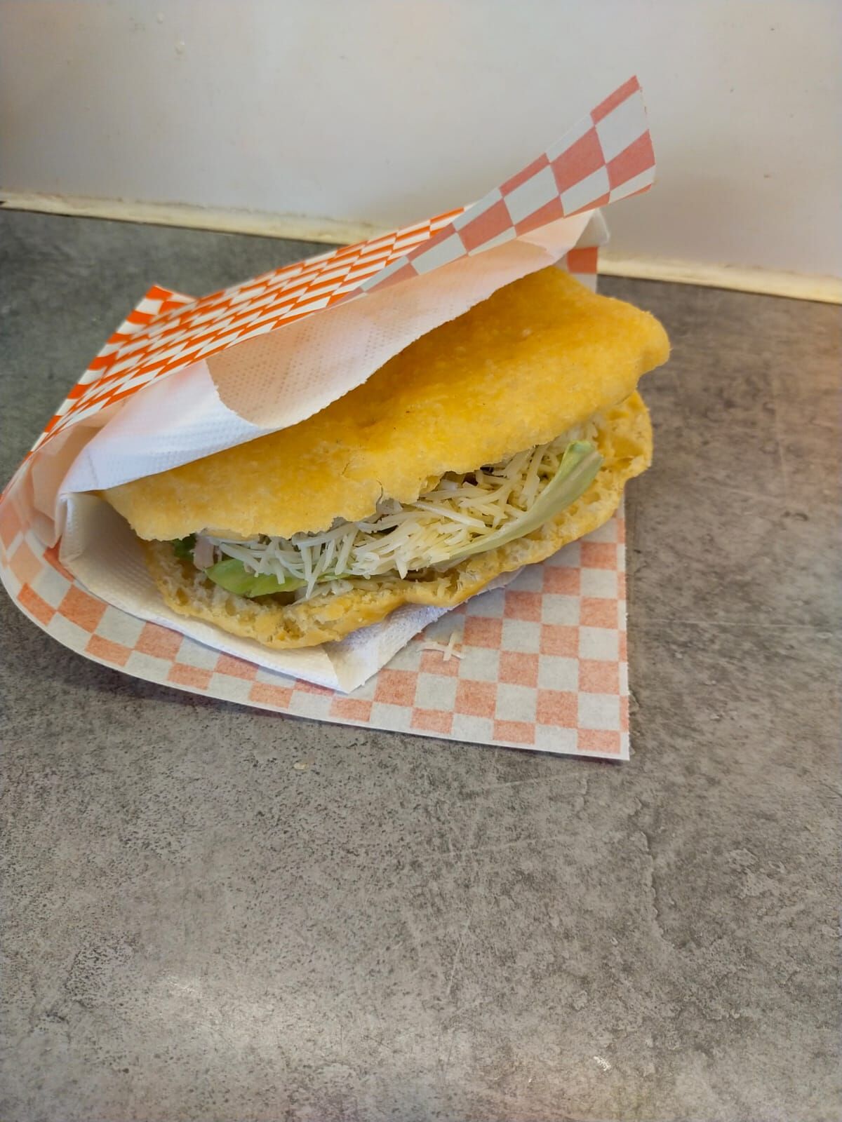 Bokit:
poulet ,salade tomate oignon fromage, sauce au choix.
