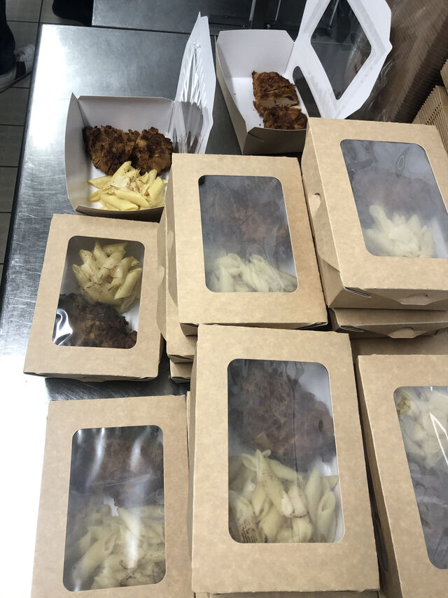 Une RÉUNION PEU de TEMPS pour DÉJEUNER. Nous pouvons vous PRÉPARER votre repas à EMPORTER. LIVRAISON à partir de 10 personnes.