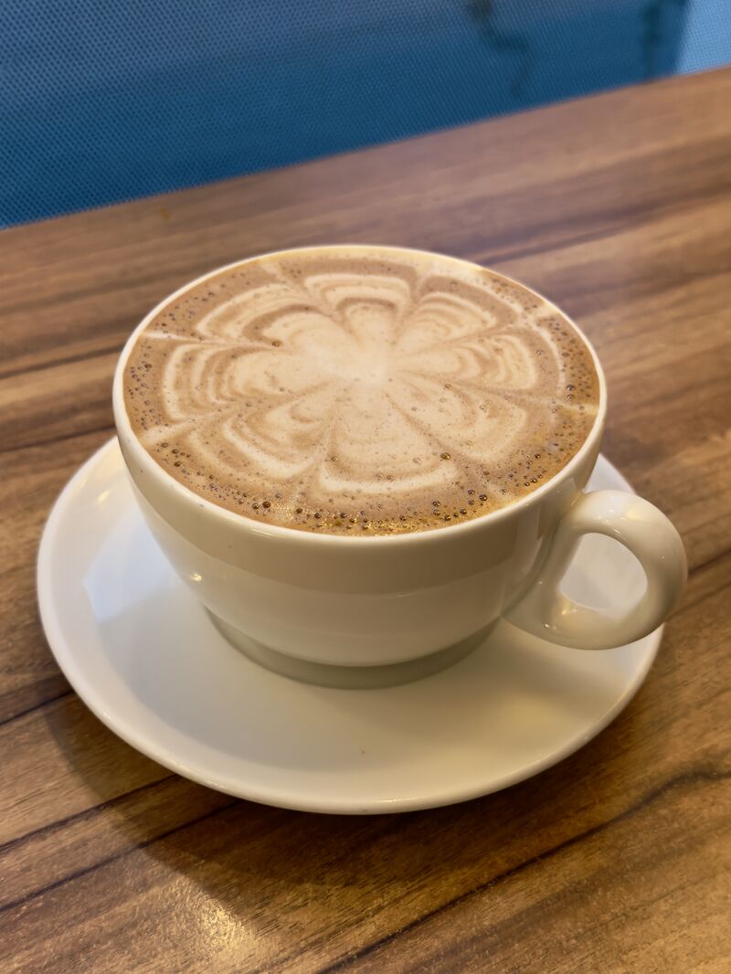 VEGAN CHAI-chai latte z dużą ilością przypraw korzennych na napoju owsianym.