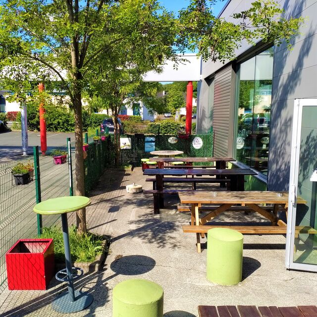 La terrasse avant à l'ombre des acacias 