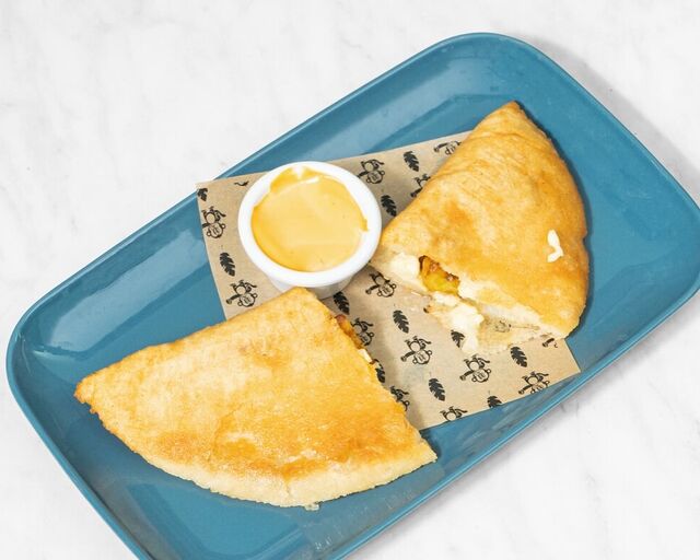 Empanada de Tajadas con Queso