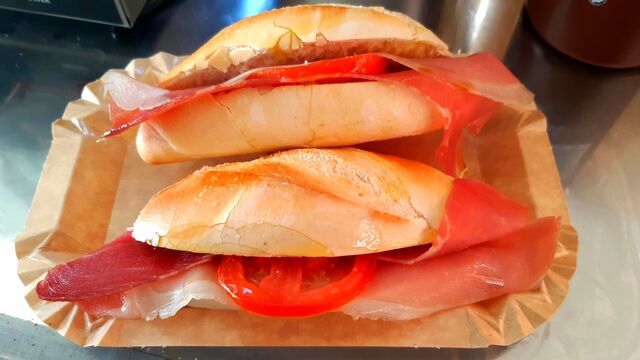 Mini bocadillo de jamon Serrano con tomate y aceite de oliva virgen