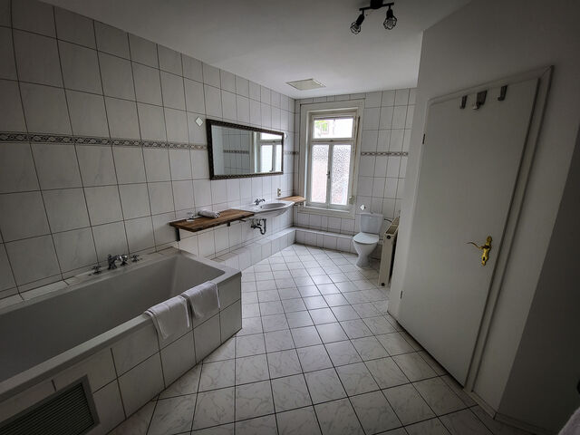 Familiensuite - Badezimmer mit Badewanne und Dusche