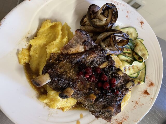 Puntine di maiale con polenta e frutti di bosco