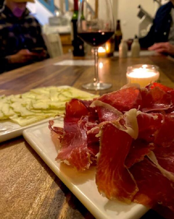 Pata negra, manchego & son verre de vin