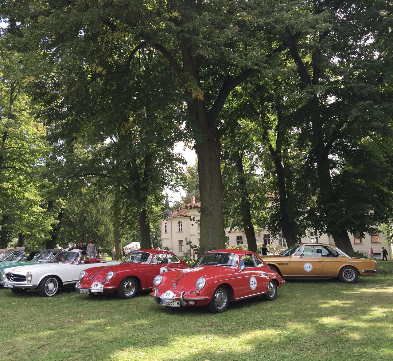 Oldtimer zu Gast auf Schloss Rogäsen