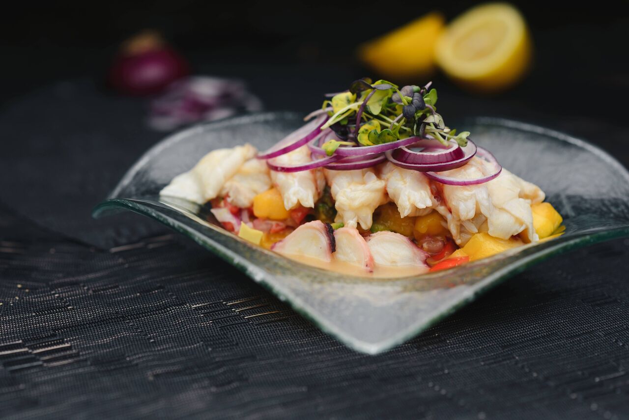 Ceviche mixto con base de leche de tigre