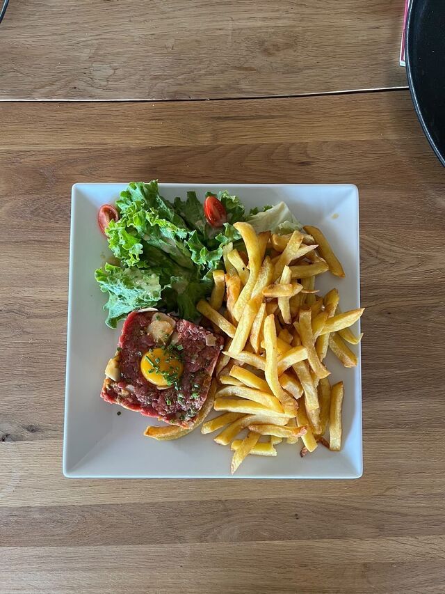 Tartare de bœuf, frites et salade