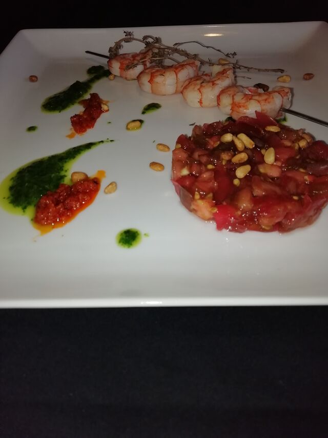 Brochette de gambas au thym, pesto de persil et tomates, tartare rouge aux pignons torréfié