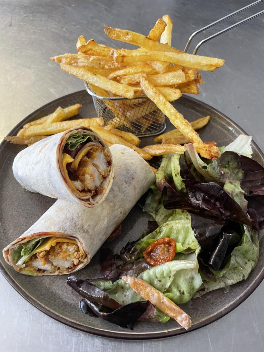 Wraps poulet, bacon, cheddar et sauce barbecue 