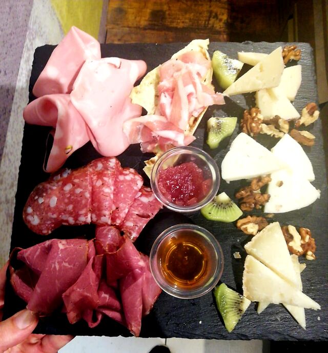 Tagliare di salumi e formaggi,con marmellata, miele e frutta secca 