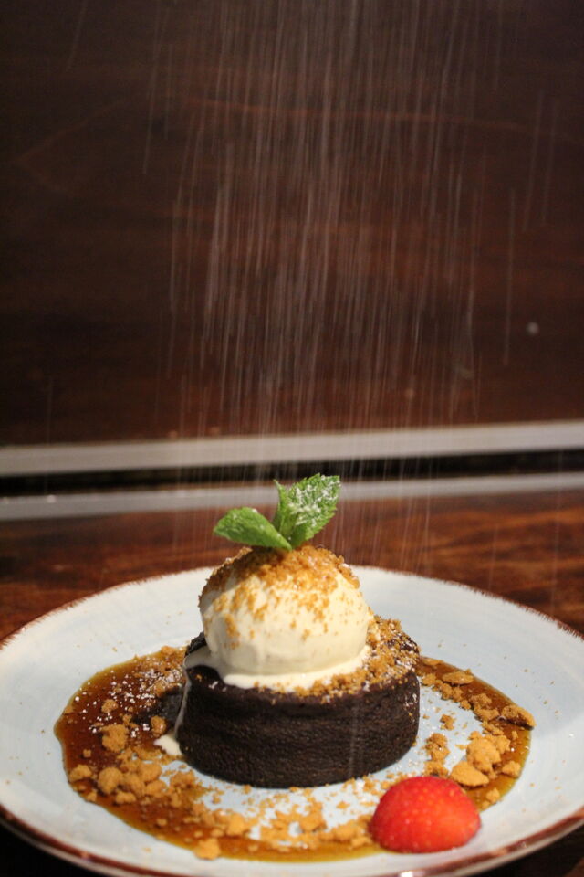 Lava Cake mit Vanilleeis, Karamellsoße und Lotus Biscoff Crumbs
