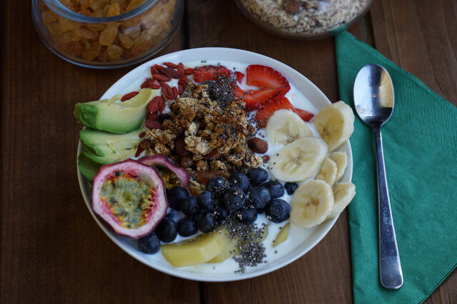 Granola Bowl : Gezond Natuuryoghurt met Huisgemaakte Granola, Vers Seizoensfruit, Honing Amandalen en Chiazaad