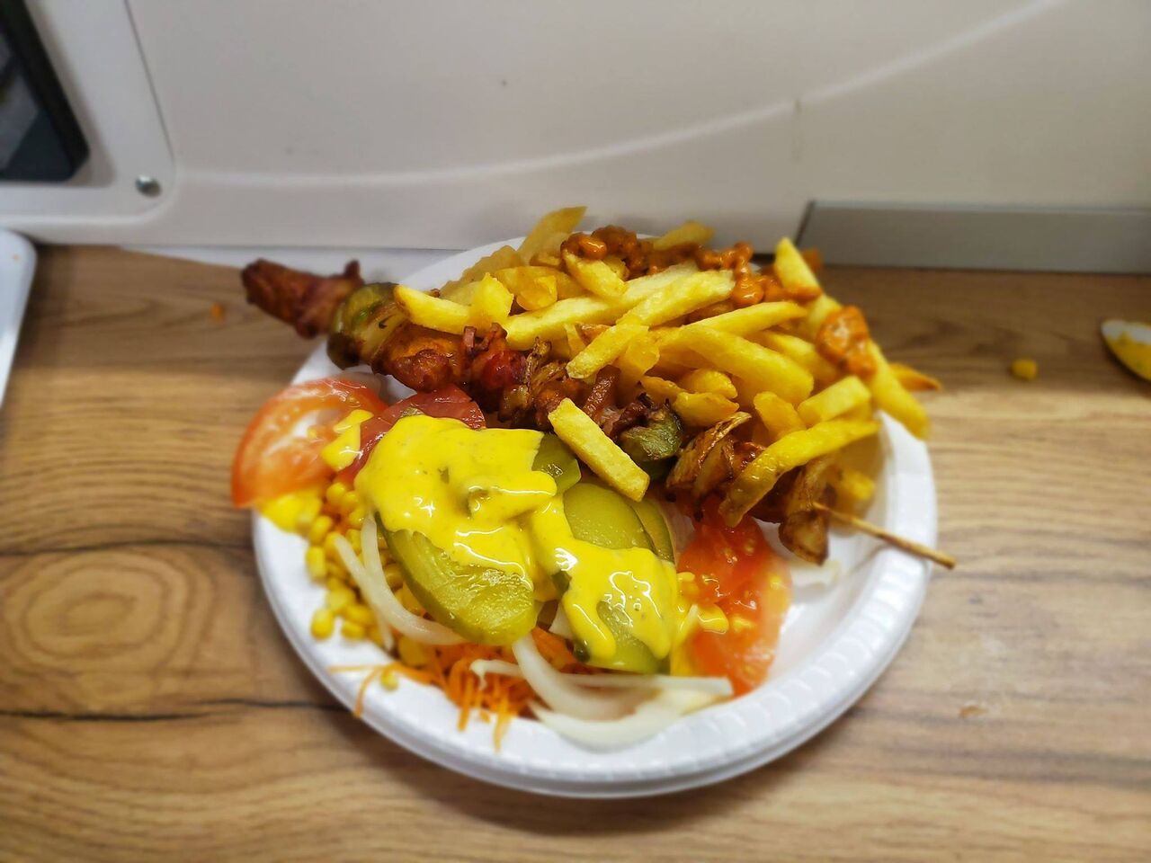 Nouveau: Assiette n°2 Brochette de bœuf avec frites et salade.