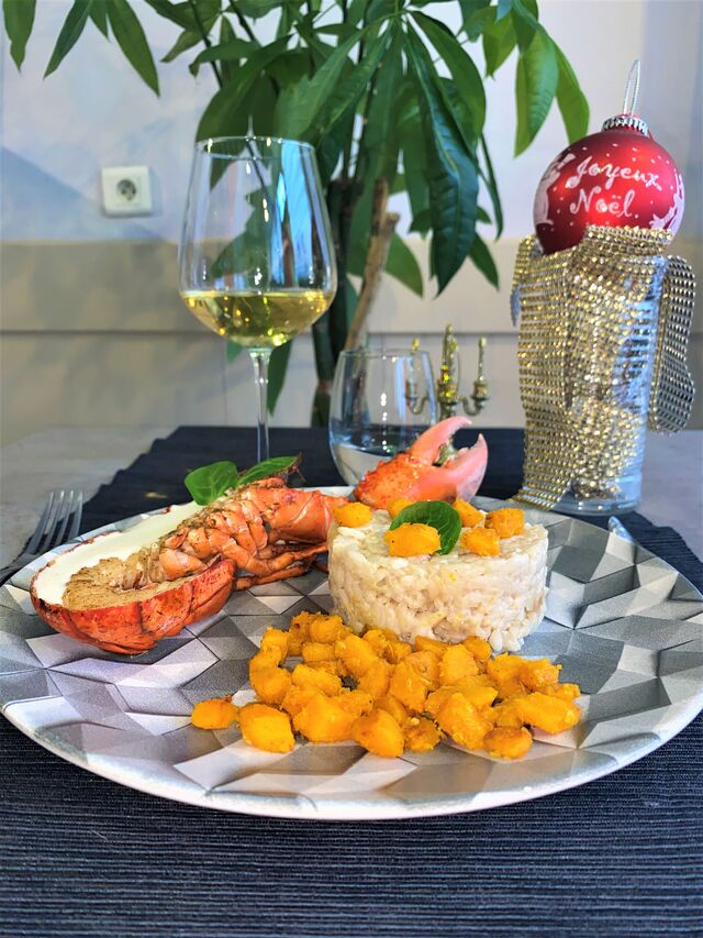 PLAT 1 MENU FESTIF DECEMBRE 2020 : 1/2 Homard sauce champagne, risotto et brunoise de potimarron poêlée