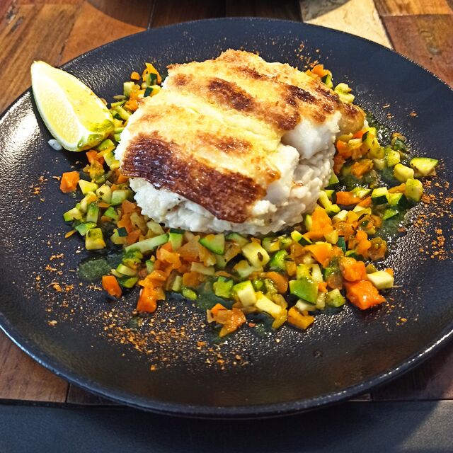 Morue gratinée à l'aioli, risotto crémeux et petits légumes croquants 