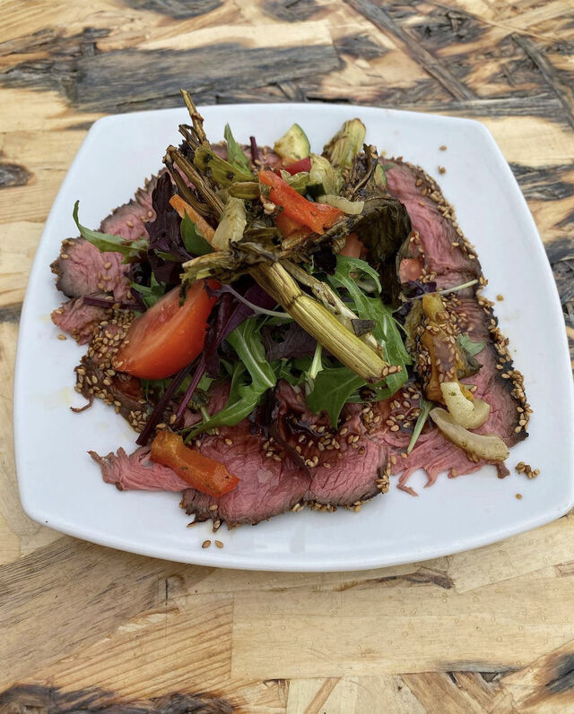 Tataki de boeuf salade et légumes poêlés 