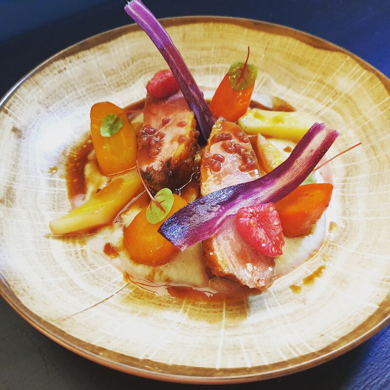Filet de canette des Dombes gastrique framboise purée de chou-rave, déclinaison de carottes
