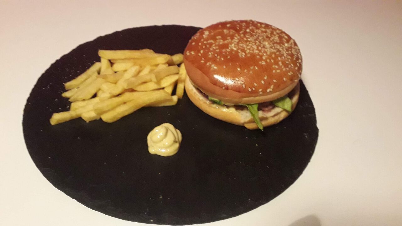 Burger steak bacon chedar.
Prix: 8.50 euros 