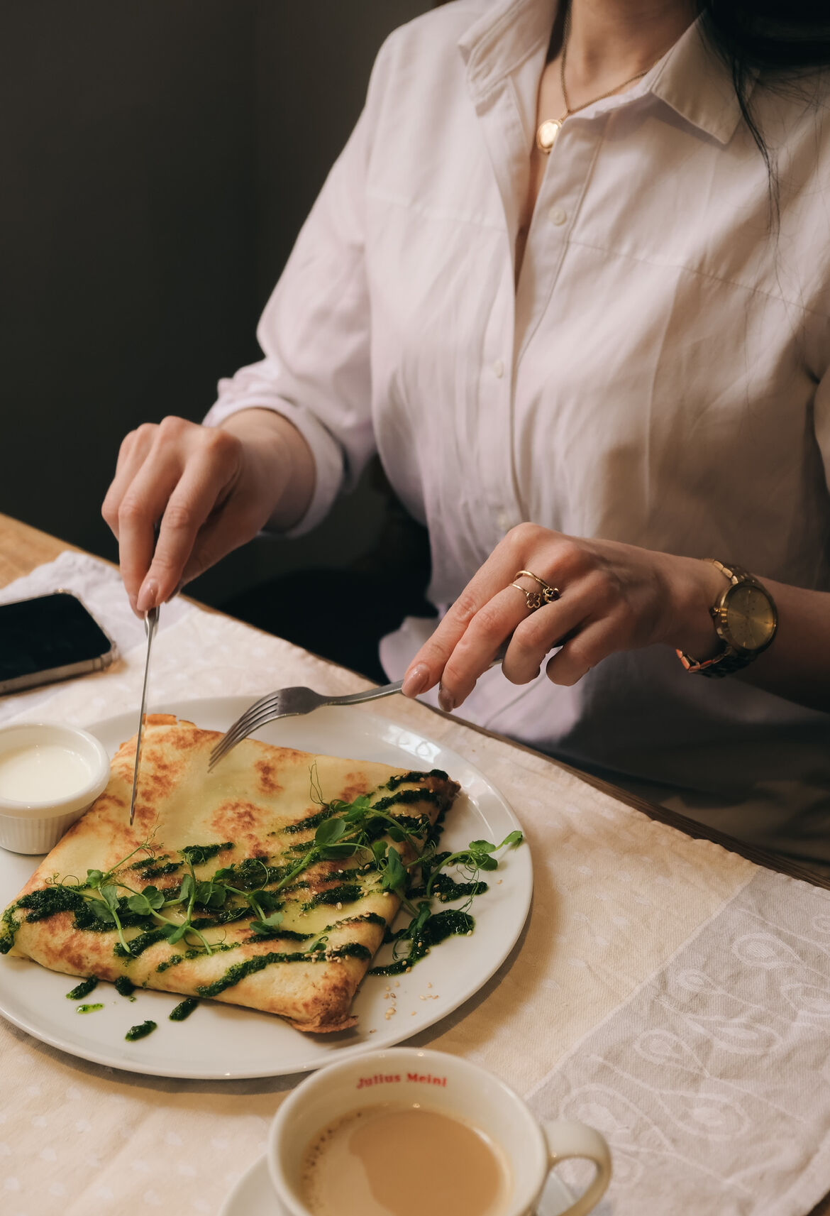 Naleśniki z twarogiem, serem blue, szpinakiem, pomidorem w oleju