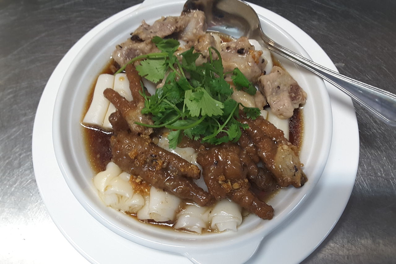 Pattes de poulets travers de porcs et crêpe de riz à la vapeur