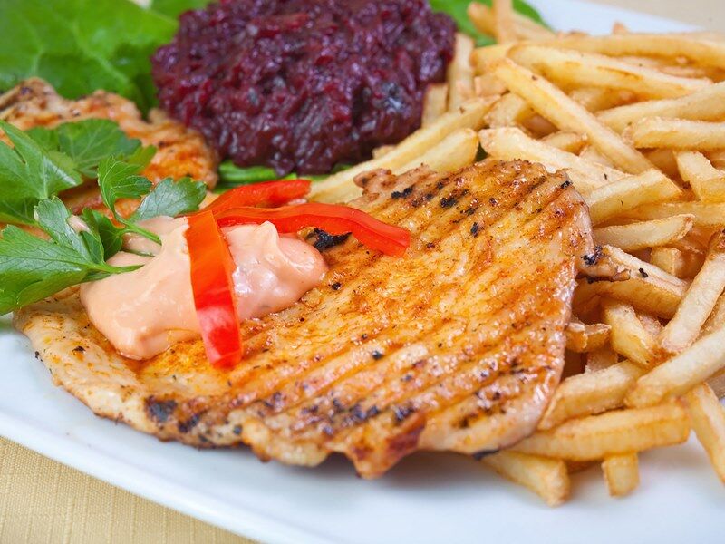 Schab Grillowany surówki ziemniaki lub frytki 40.00 zł