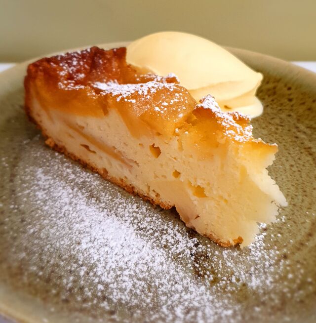 Torta di mele calda con gelato alla crema