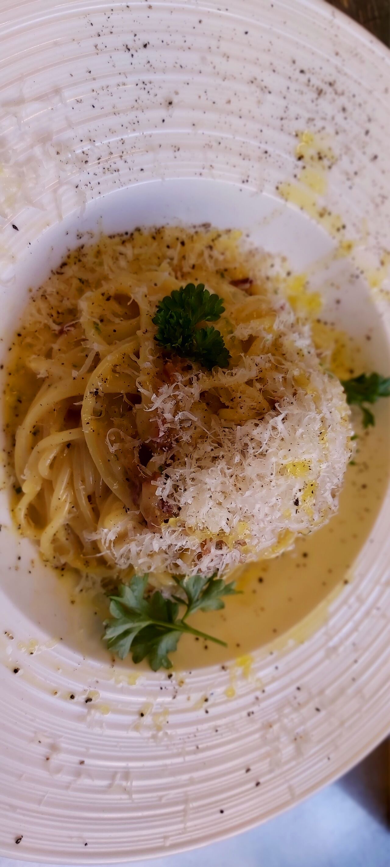 unsere Carbonara - der italienische Klassiker
nicht mit Schinken-Sahne Sauce, sondern original mit viel Eigelb und Guancale