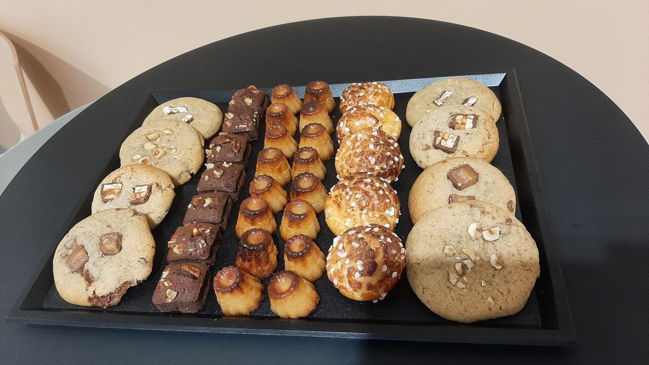 Cannelés, Brownie aux noix de pécan, chouquettes, cookies (crunch, chocolat praliné, mars, kinder country et snickers)