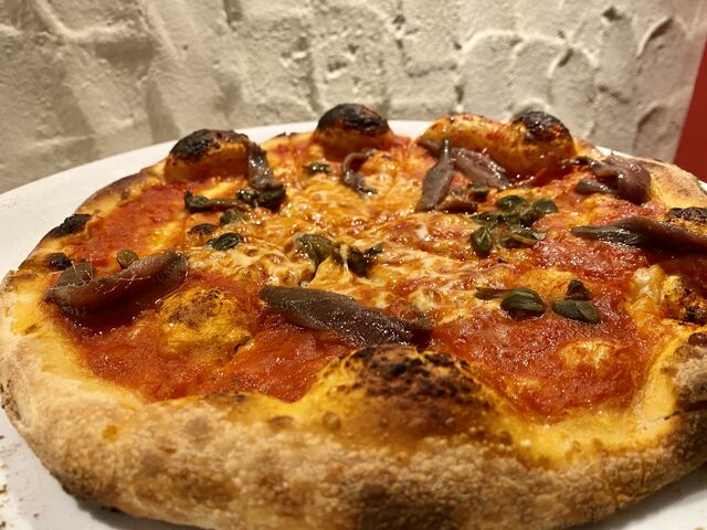 Pizza mit Sardellen und Kapern