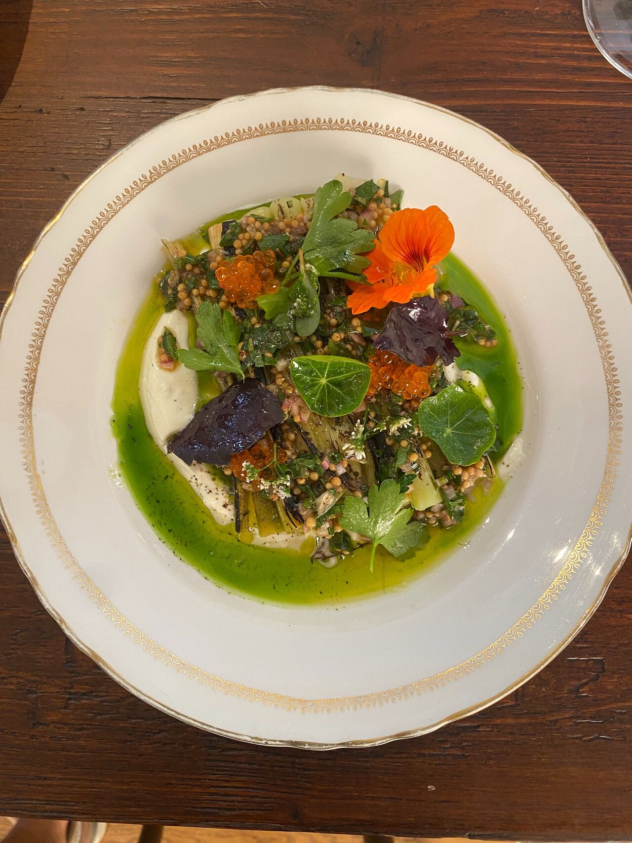 Poireaux vinaigrette au herbes, yaourt acidulé et huile verte