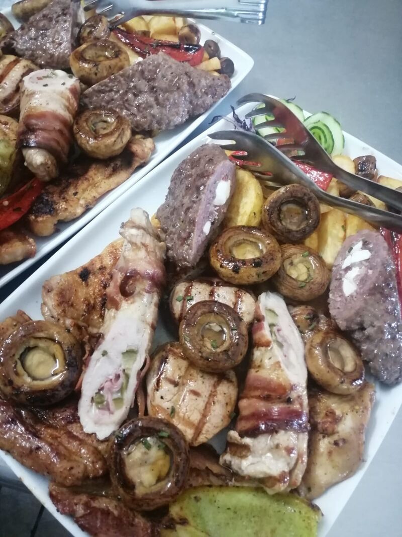 Mesna plata sa prilozima