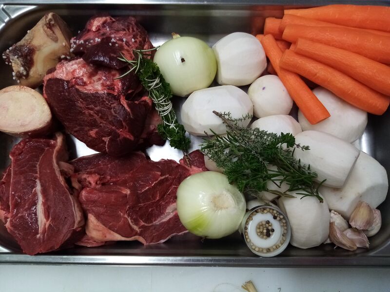 plat à empoter: pot au feu avec paleron, os à moelle et joue de boeuf