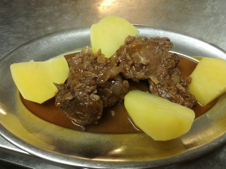 Bochechas de porco estufadas com batata cozida