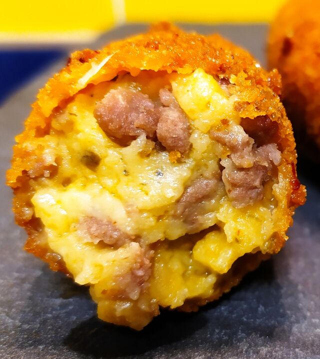 Croquetas de moussaka (carne, berenjena y queso fundido)