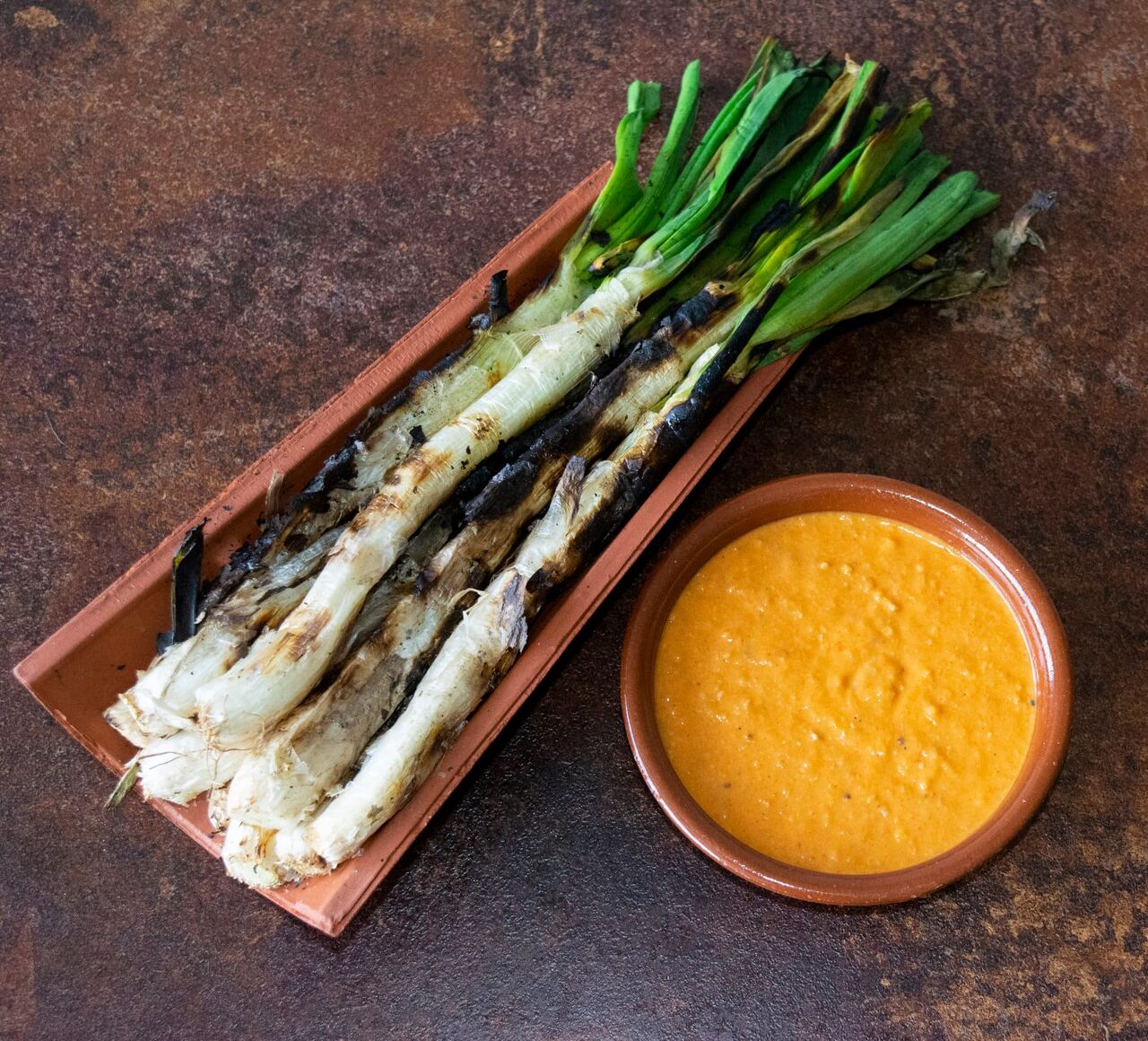 Calçots a la brasa con salsa romesco 