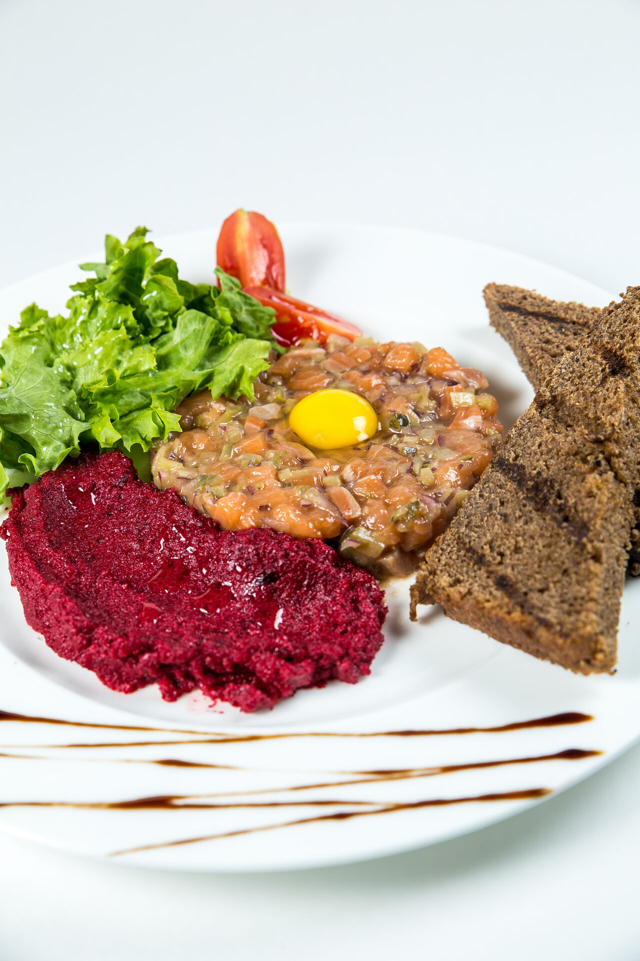 Тартар з лосося та буряковим соусом.