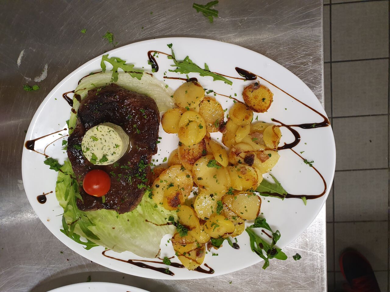 Rumpsteak mit Kräuterbutter
und Bratkartoffeln 