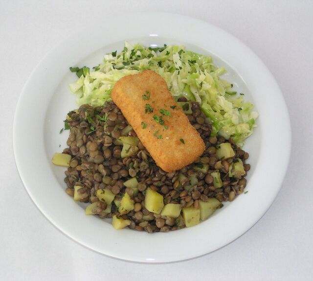 Gebackener Brie mit Linsen, Spitzkohl und Kartoffeln