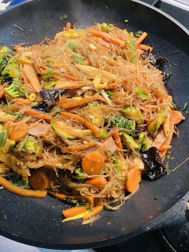 Nouilles transparentes sauté aux brocolis, champignons noirs et sauce soja