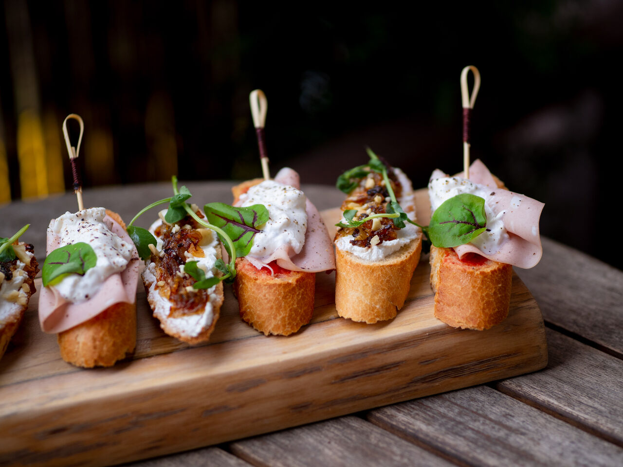 Grzanka / włoska mortadela / buratta / pistacje / pomidor / czosnek