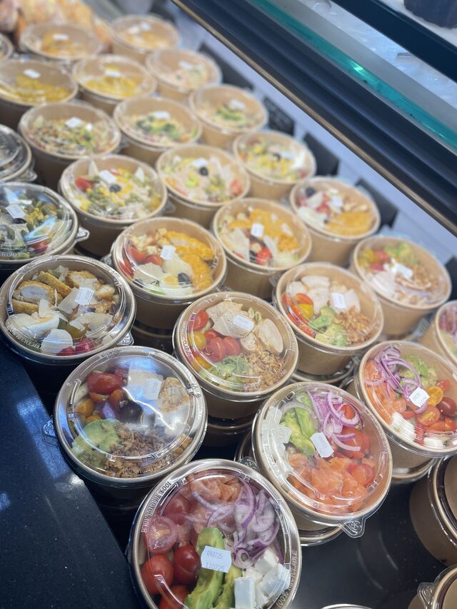 Grand choix de salades à emporter
