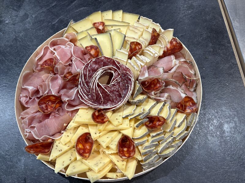 Plateau prédécoupé fromages/charcuterie