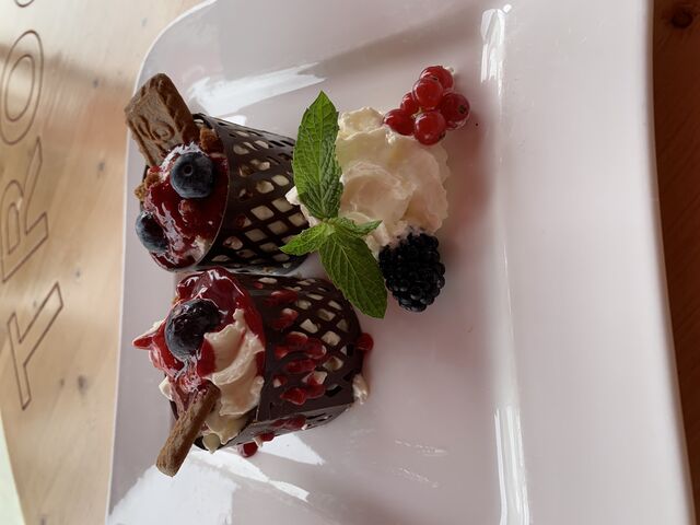 tiramisu spéculos fruits rouges dans sa cage de chocolat
