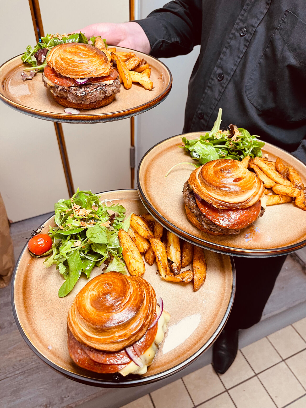 Les LZ’ BURGERS le carton du midi !
Viande grillée ANGUS sauce BBQ, morbier, tranche de chorizo et ses potatoes MAISON !