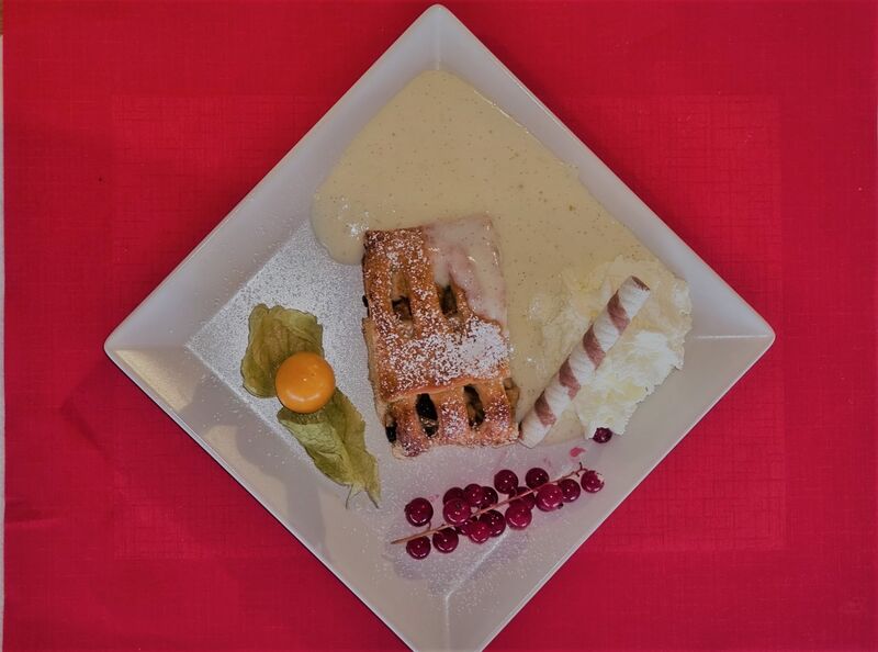 Neu
lauwarmer Apfelstrudel mit Vanillesoße