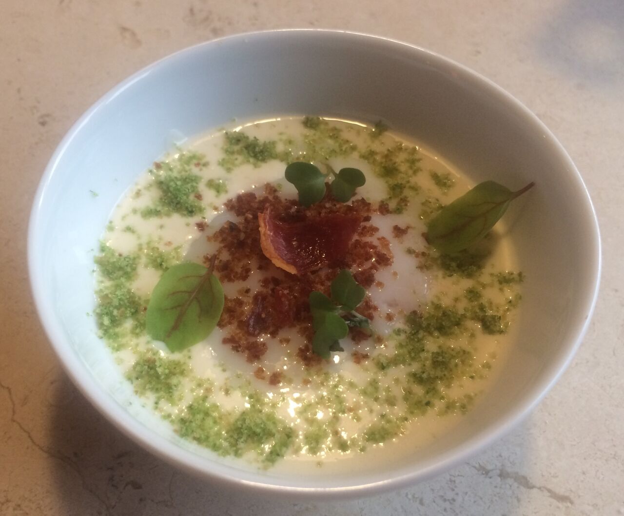 Oeuf parfait avec bacon et crème de parmesan